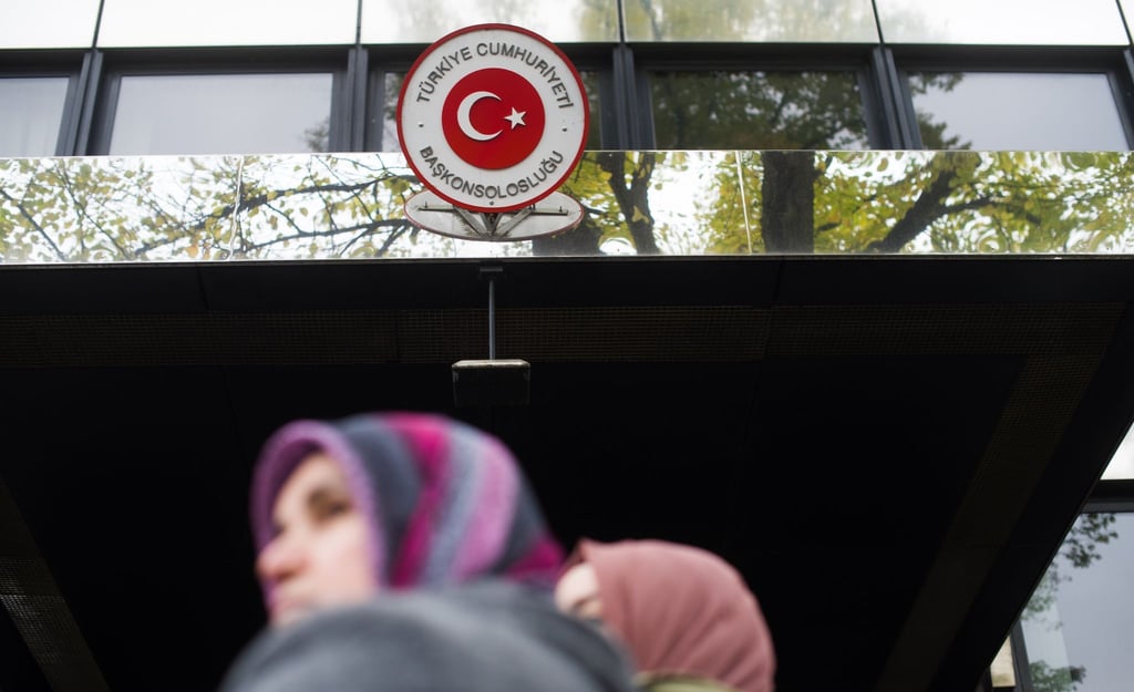 Zwei Frauen mit Kopftuch warten vor dem türkischen Konsulat in Berlin, um ihre Stimme abzugeben.
