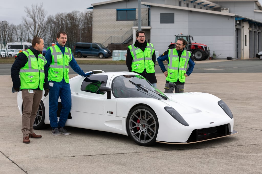 Gunnar Boye (v. l.) Robert Kretschamnn, Martin Schünemann und Martin Schröder – vier Väter des Projekts „Ultima RSe“ – vor dem elektrisch angetriebenen Rennwagen.