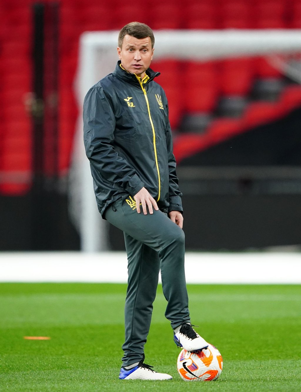 Der ukrainische Nationaltrainer Ruslan Rotan wird mit seiner Mannschaft weiter an der EM-Qualifikation teilnehmen.