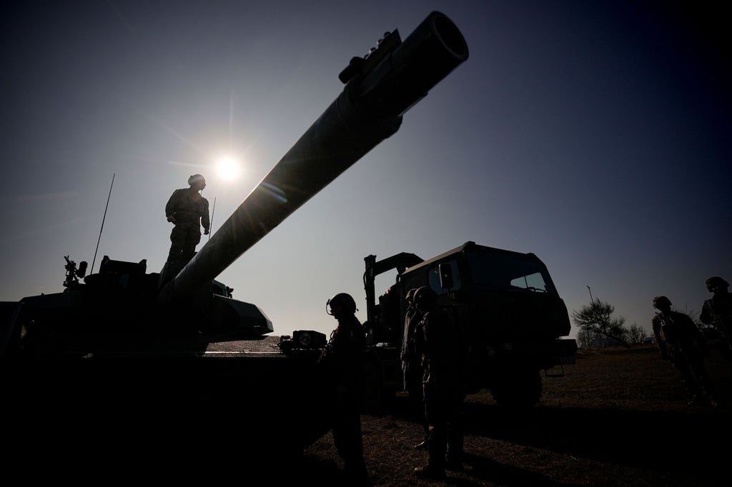 Während einer französisch-amerikanischen Militärübung im rumänischen Capu Midia steht ein französischer Soldat auf einem Kampfpanzer des Typs „Leclerc“.