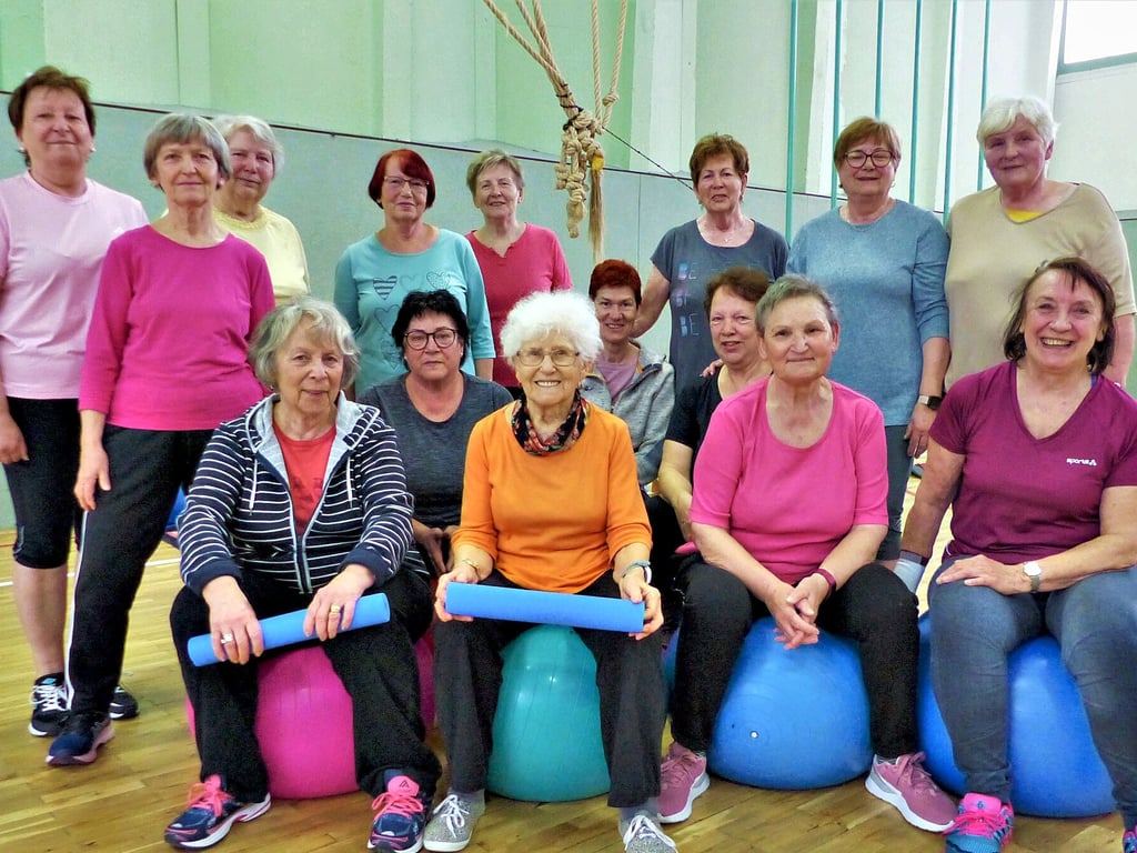 Edeltraut Köppel, hier im orangefarbenen Pulli, fühlt sich in der von Dorothea Ola (vorn, r.) trainierten Frauengruppe sehr wohl. Die Lauchaer Seniorin feiert am heutigen Montag ihren 90. Geburtstag.