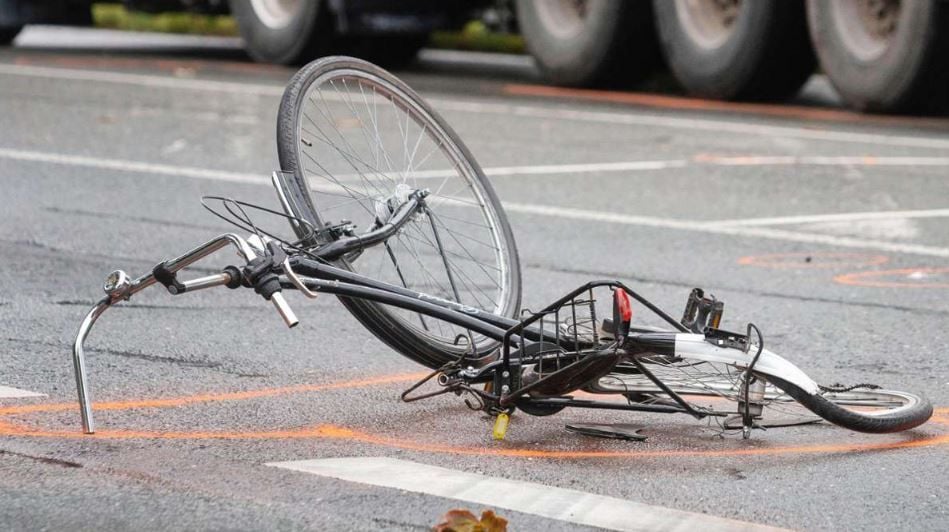 Tödlicher Unfall in Magdeburg: Radfahrer bleibt an Fußgänger hängen und 