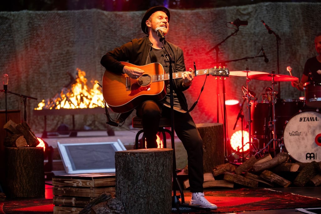 Johannes Oerding, Popsänger und Songwriter, steht bei einem Konzert auf der Open Air Bühne in Hamburgs Stadtpark. Er ist Gastgeber bei „Sing meinen Song“.