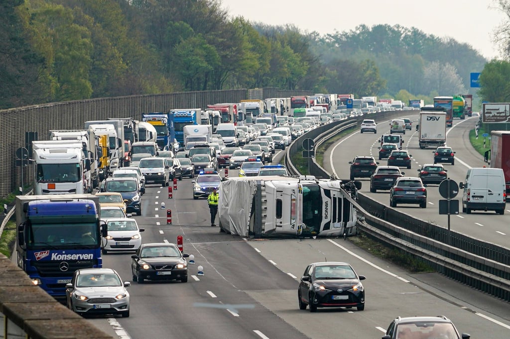 Ein umgekippter Lastwagen auf der Autobahn 1.