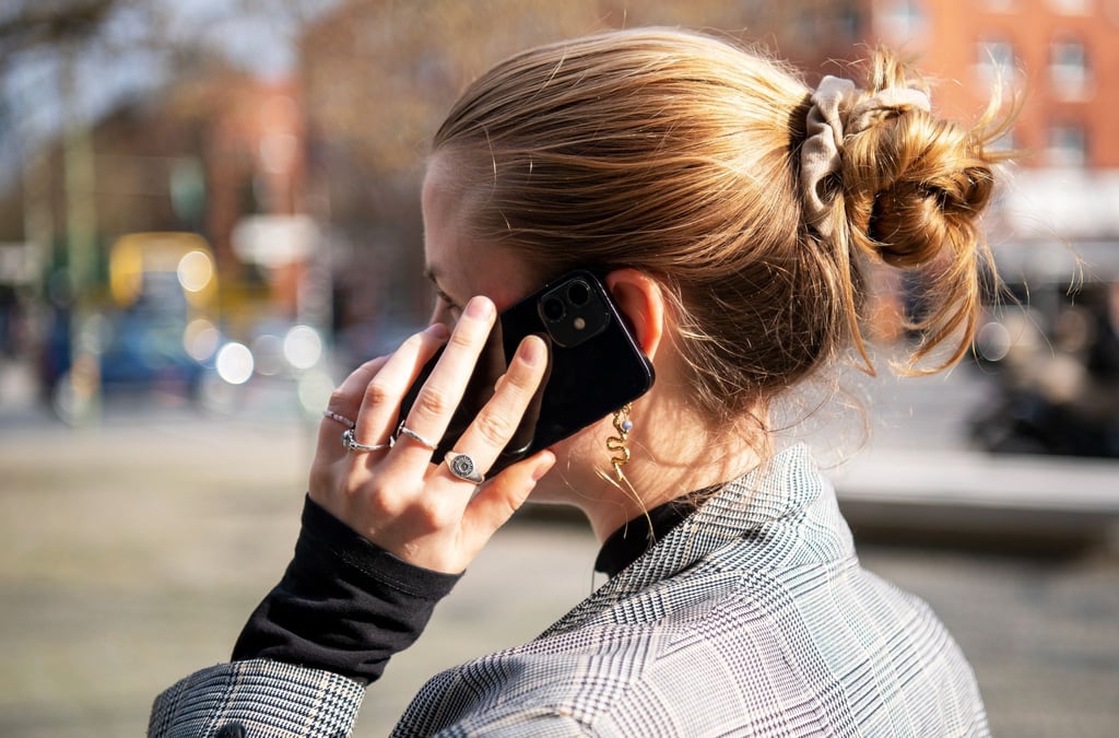 Auch unterwegs erreichbar: Jeder Dritte nutzt das private Smartphone auch für dienstliche Telefonate.