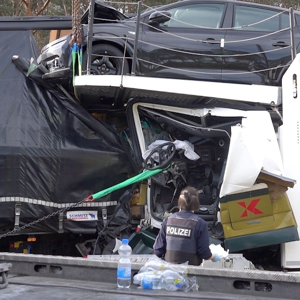 Nach einem Unfall und einem schweren Folgeunfall mit insgesamt drei Lkw staute es sich auf der Autobahn A2 bei Theeßen. Eine Vollsperrung wurde eingerichtet. Foto: