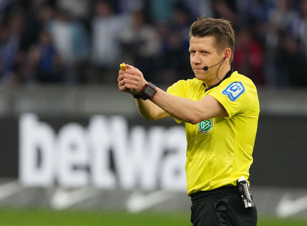 Schiedsrichter Patrick Ittrich entscheidet auf Freistoß wegen Haltens.