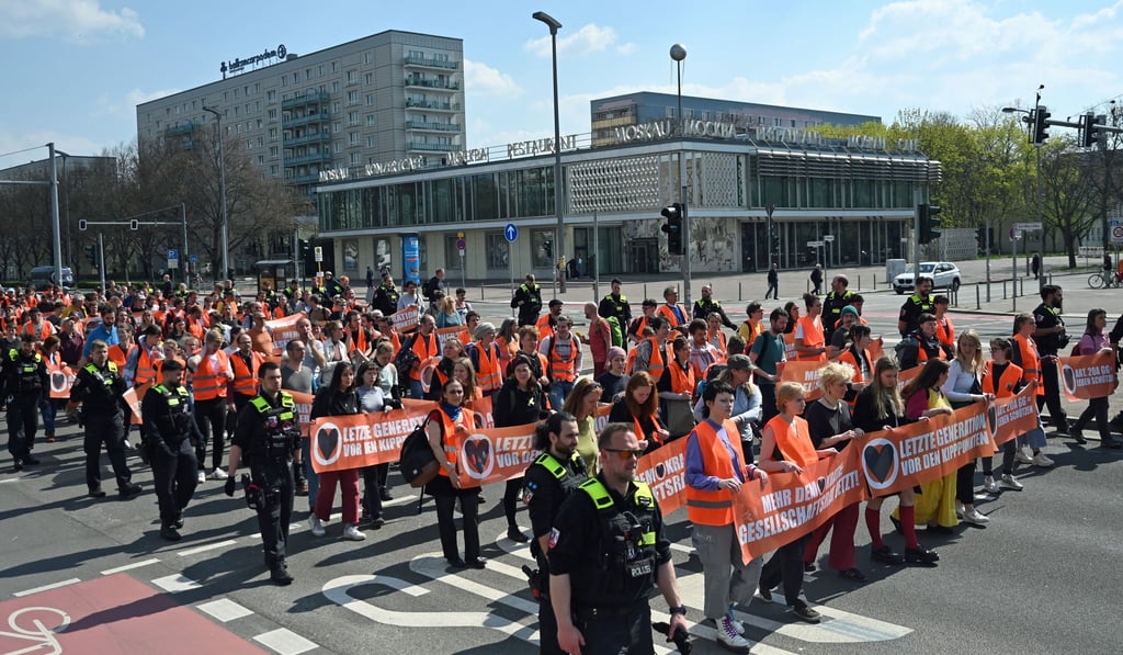 Die Gruppe Letzte Generation protestiert für Klimaschutz.