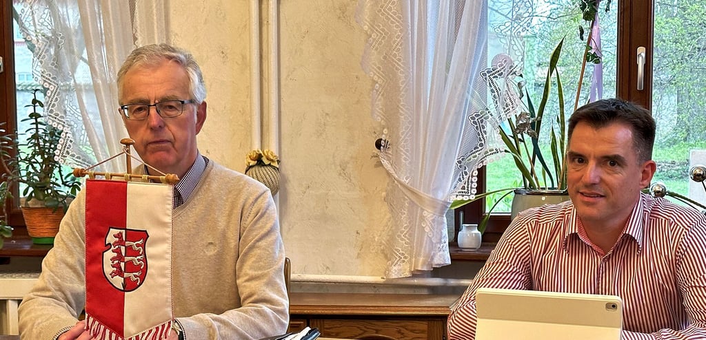 Der Bürgermeister der Stadt Hecklingen, Hendrik Mahrholdt (r.), und Ortsbürgermeister Wolfgang Weißbart standen den Bürgern im Cochstedter Rathaus Rede und Antwort.