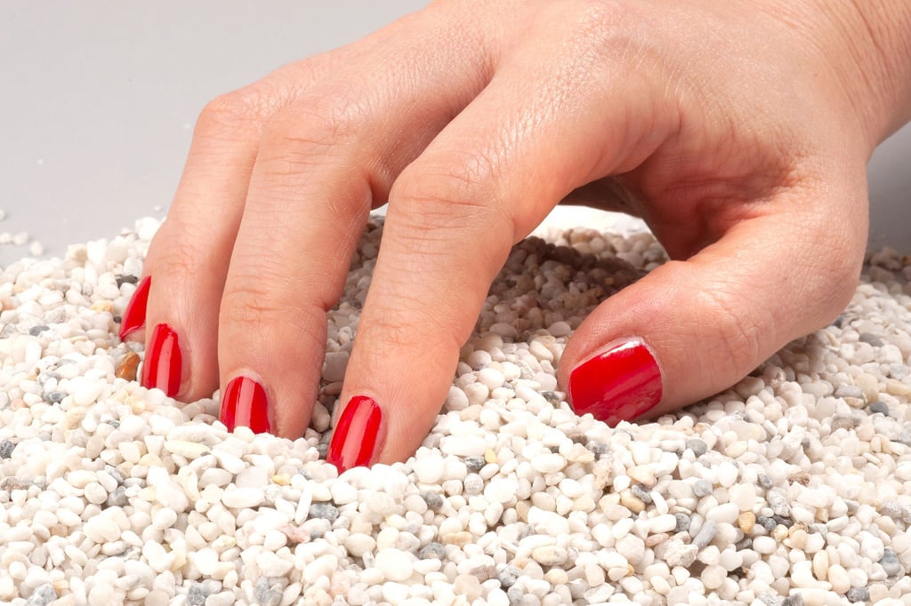 Doppelt gemoppelt: Damit Nagellack möglichst lange auf den Nägeln hält, kann man nach dem Trocknen eine zweite Schicht auftragen.