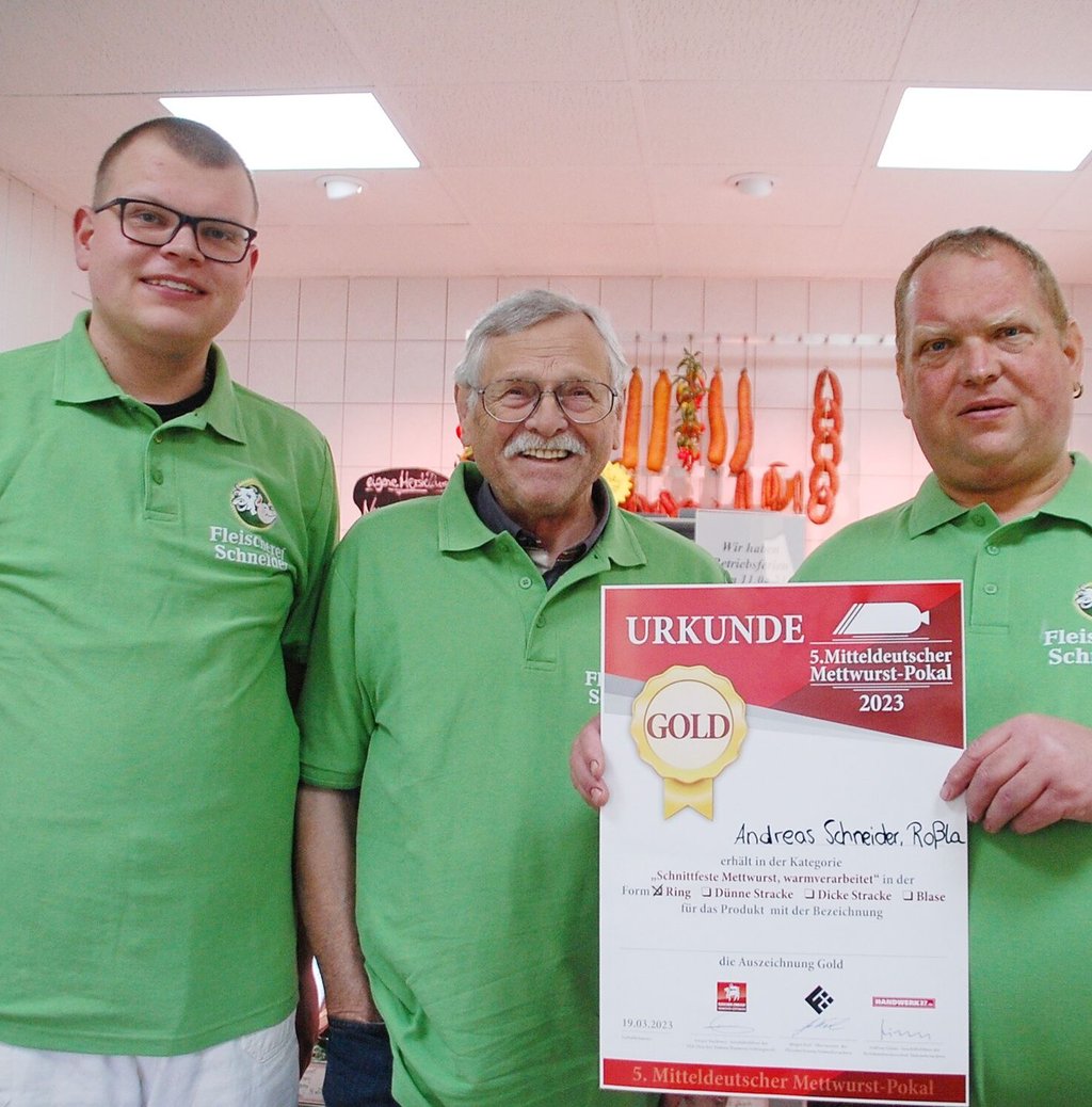 Drei Fleischergenerationen: Willi, Wolfgang und Andreas Schneider (von links) mit ihrer neuesten Urkunde für Bratwurst-Gold