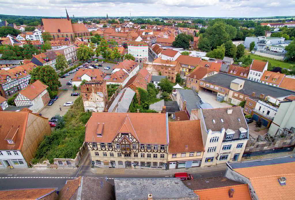 Die Altperverstraße in Salzwedel im Vordergrund aus der Vogelperspektive: Der Stadtteilmanager will sich unter anderem um diesen Bereich kümmern.
