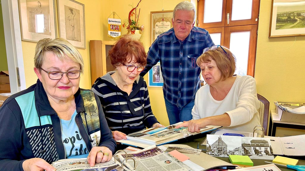 Dagmar Franke (links), Birgitt Ehrlich sowie Ulrich und Patricia Hartleb archivieren die Loseblattsammlung im Heimatverein.