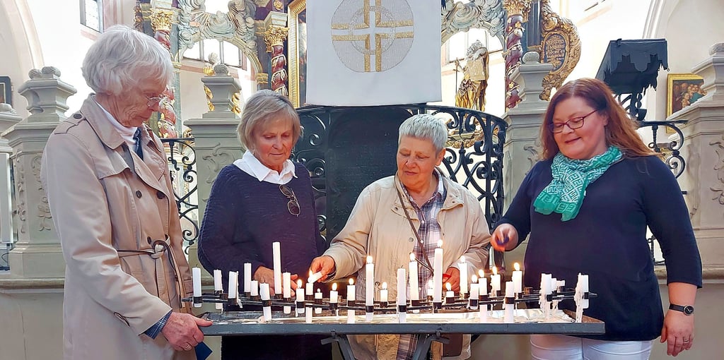 Die Naumburger Pfarrerin Christina Lang (r.) mit Annemarie Müller (v.l.), Regina Kiehn und Susanne Kröner. Die drei Frauen unterstützen den Besucherdienst der Naumburger Wenzelskirche.