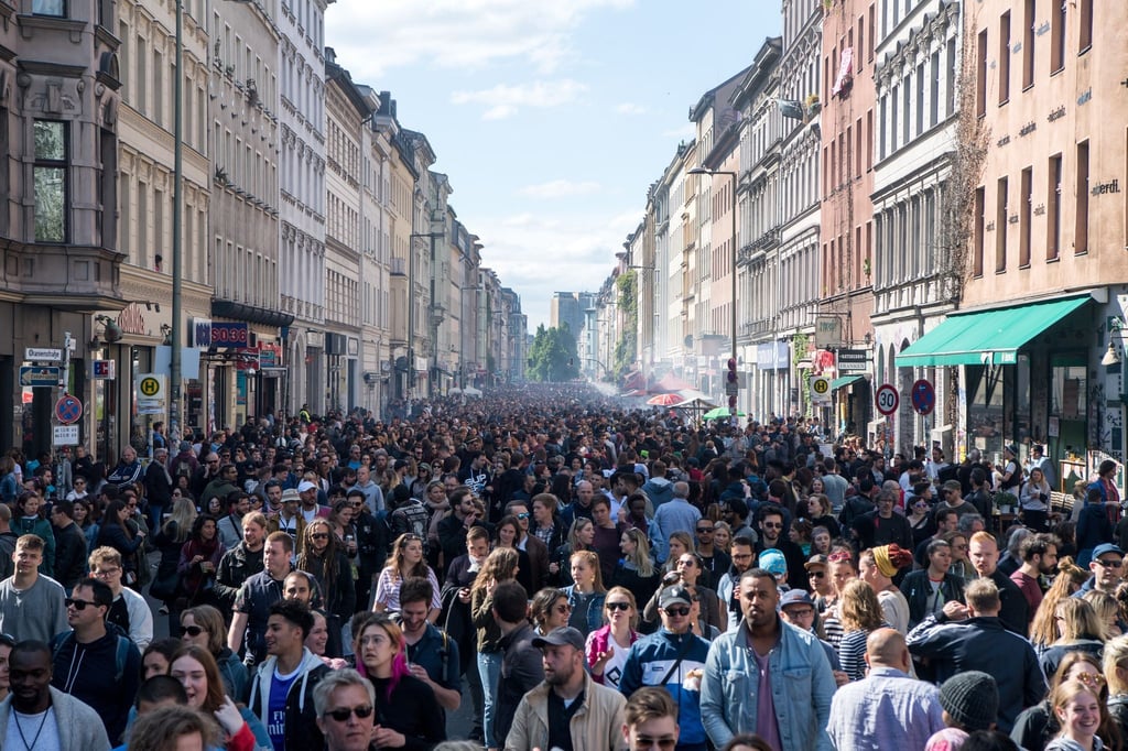 Zahlreiche Menschen feiern in Kreuzberg beim „Myfest“ den Tag der Arbeit.