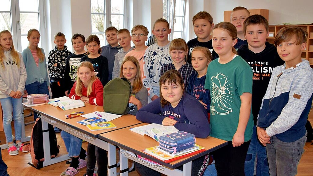 In der Klasse 4b der Weferlinger Grundschule zeigte Eckard Krause, wie die Schulhefte in Tansania aussehen.