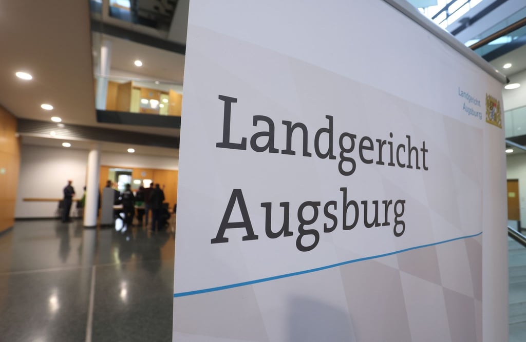 Ein Schild mit der Aufschrift „Landgericht Augsburg“ steht im Augsburger Strafjustizzentrum.