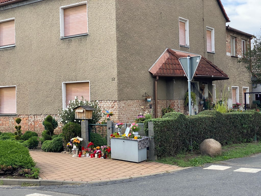 Nach dem mutmaßlichen Mord an einer 67-Jährigen stellten Nachbarn Kerzen vor ihrem Haus auf.