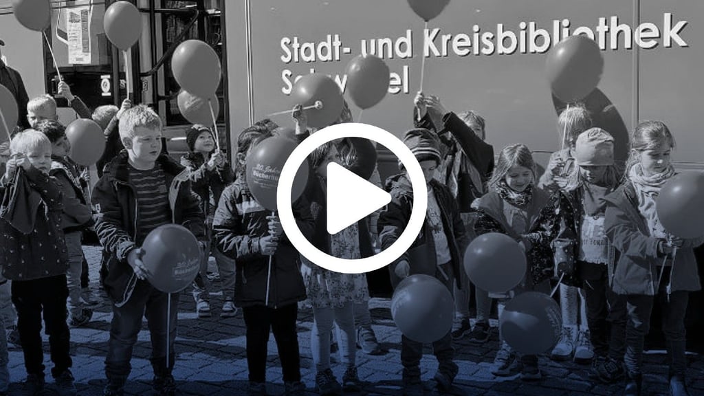 Die Gruppe "Zuckertüten" des Salzwedeler Kindergartens "Max und Moritz" und die Erzieher Krystyna Kerl und Danny Richter sangen dem Bücherbus zum 30. Jubliäum ein Ständchen.