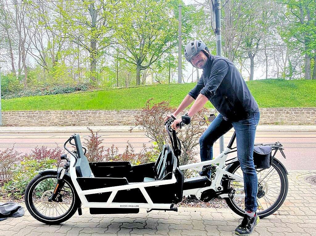 Matthias Proske, Besitzer der Radmanufaktur in Merseburg, zeigt eines der Lastenräder.