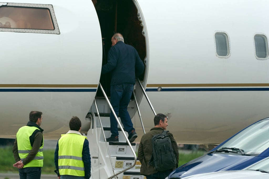 Juan Carlos, ehemaliger König von Spanien, steigt in Vitoria in ein Privatflugzeug.