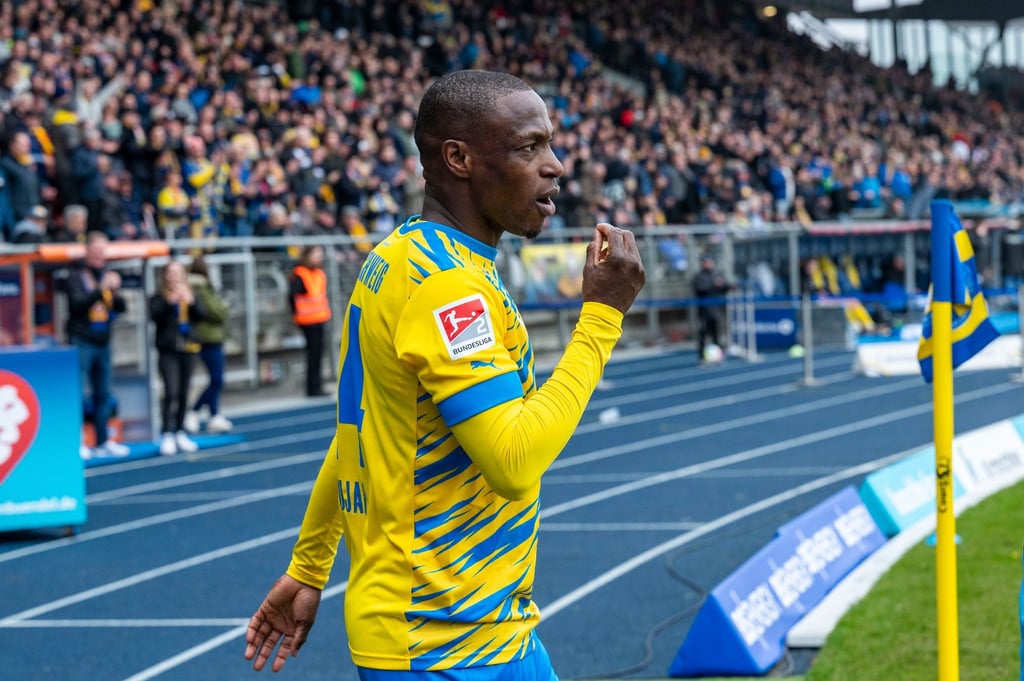 Braunschweigs Anthony Ujah jubelt nach seinem Tor zum 1:0.