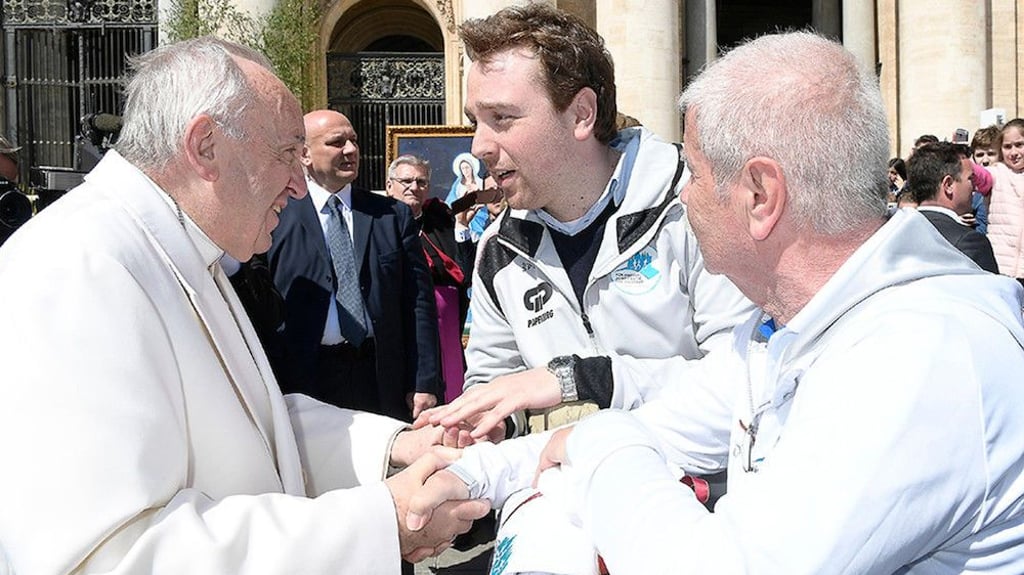 Der hallesche Rechtsanwalt Daniel Neugebauer (Mitte) 2017 mit Papst Franziskus (links) bei der Generalaudienz auf dem Petersplatz in Rom.