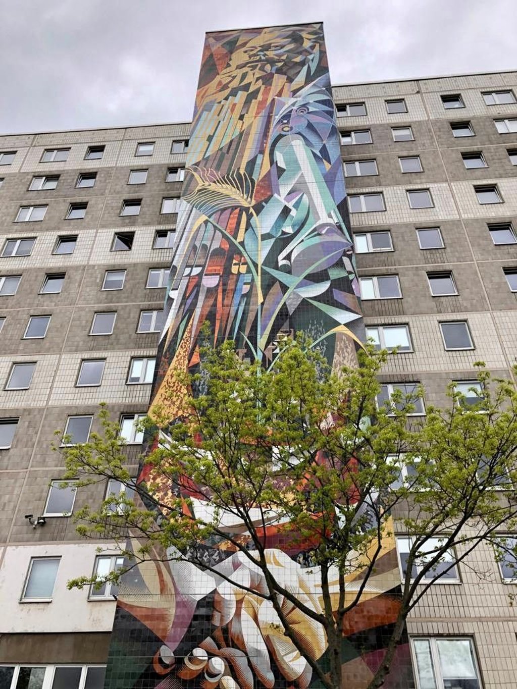 Das Wandmosaik ist 36 Meter hoch und 7,35 Meter breit.