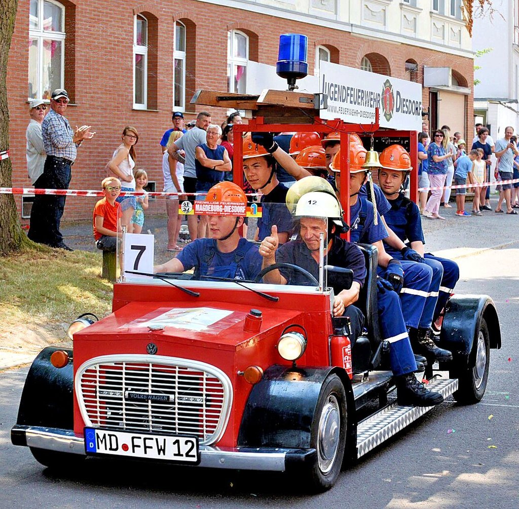 Ein Foto aus dem Jahr 2018: Die Feuerwehr zog beim Seifenkistenrennen alle Blicke auf sich.