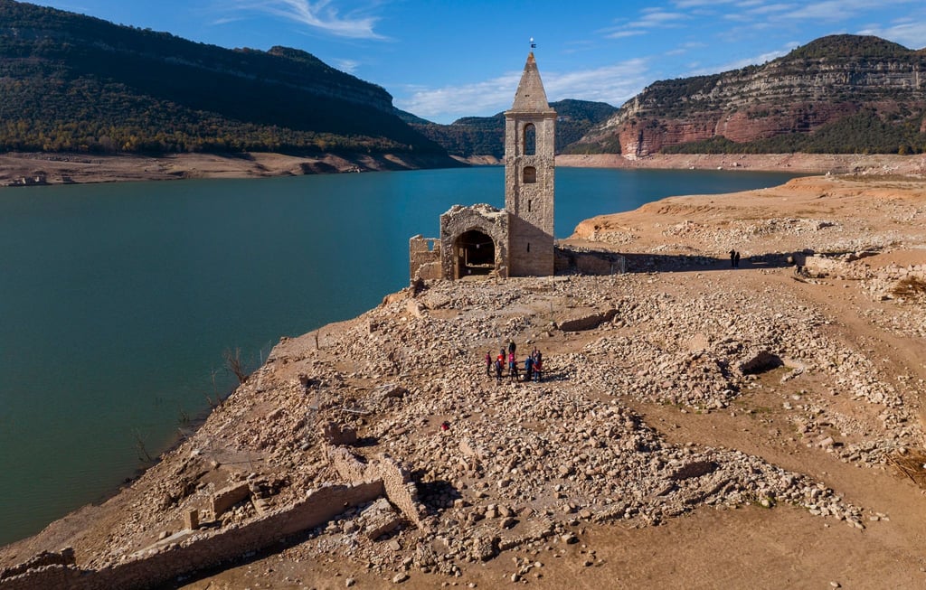 Normalerweise von Wasser bedeckt: Eine Kirche und die Überreste eines alten Dorfes im Stausee von Sau in Spanien.
