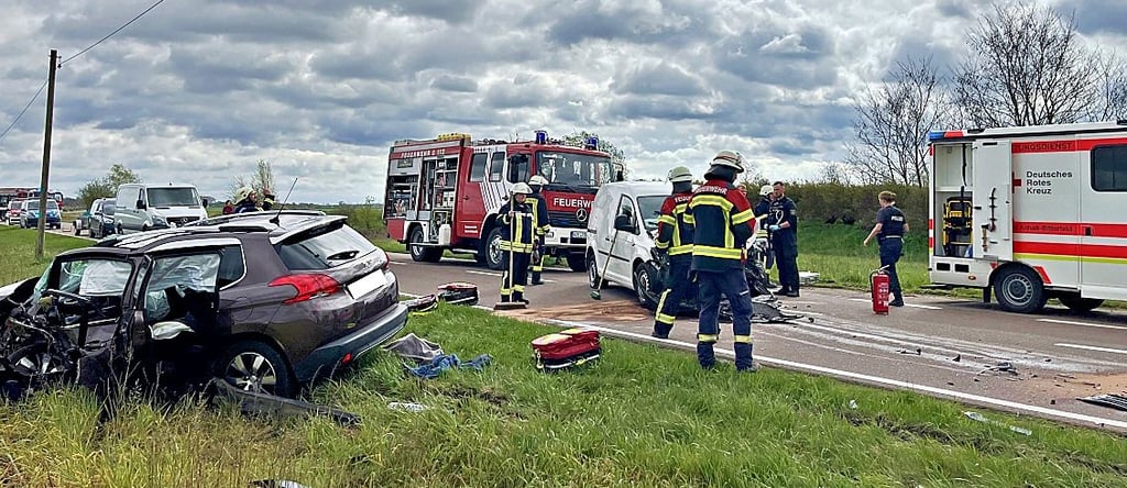 Zwei Autos waren am Montag auf der Dobritzer Landstraße zusammengestoßen. Zwei Personen wurden verletzt.