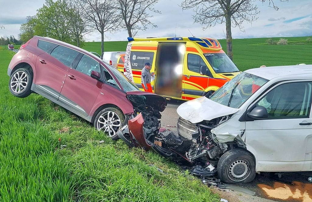 Nahe Dobichau stießen am Montag ein Transporter und ein Pkw zusammen. Zwei Personen wurden dabei schwer verletzt. Ein Rettungshubschrauber kam zum Einsatz.