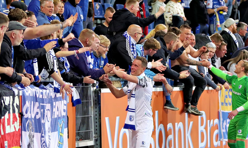 In den letzten dreißig Minuten der Partie in Braunschweig stand Alexander Bittroff für den 1. FC Magdeburg auf dem Platz. Nach dem 2:1-Sieg genoss er sichtlich das Feiern mit den Fans.