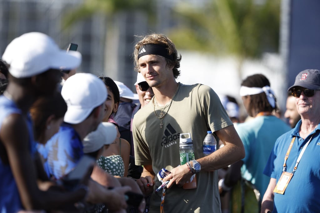 Für Alexander Zverev ist die Begleitung von Sicherheitsleuten inzwischen normal.