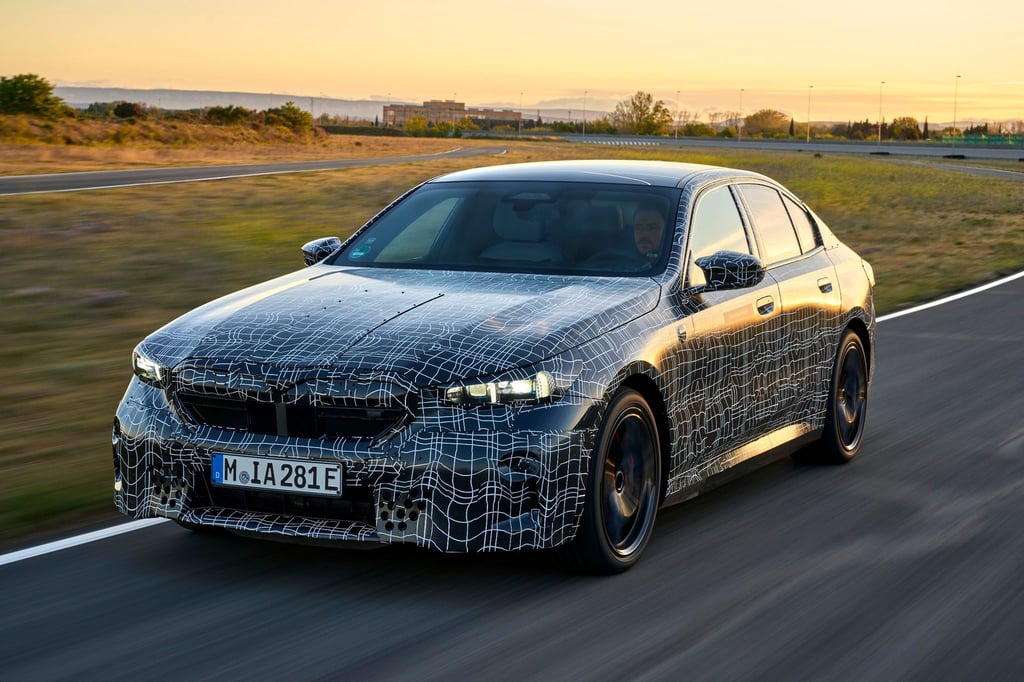 Noch getarnt unterwegs: Richtig starten soll der neue BMW 5er dann im Herbst.