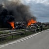 Auf der Autobahn A14 brennen zwischen Schönebeck bei Magdeburg und Calbe zwei Lkw. Für die Löscharbeiten wurden beide Fahrtrichtungen voll gesperrt. Es hat sich ein Stau von 16 Kilometern Länge gebildet.