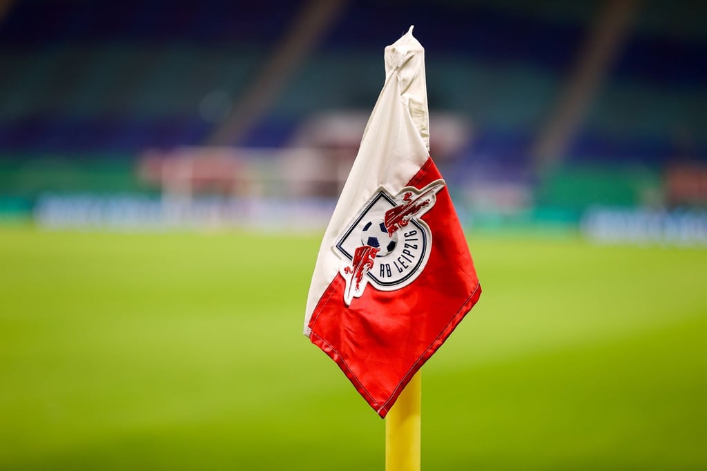 Das Logo vom RB Leipzig auf einer Eckfahne.