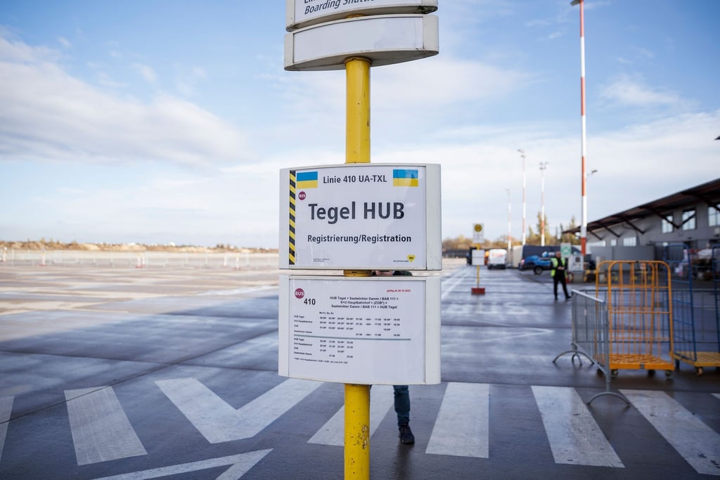 Ein Schild markiert die Haltestelle im Ukraine-Ankunftszentrum Tegel.