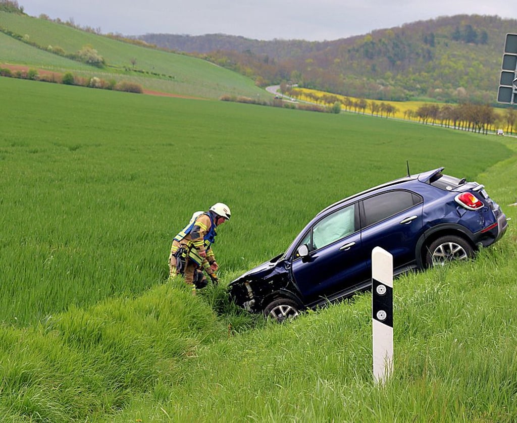 Am Dienstagvormittag verlor am Ortseingang von Bad Kösen ein Autofahrer wegen gesundheitlichen Problemen die Kontrolle über sein Fahrzeug.