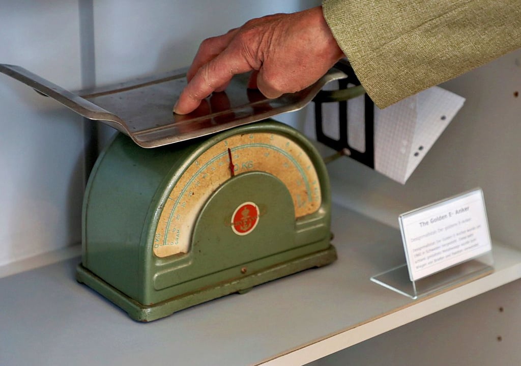 Martin Eidner demonstriert die Funktion einer Brief- und Paketwaage, die in der Sonderausstellung im Stadtmuseum Ballenstedt zu sehen ist.