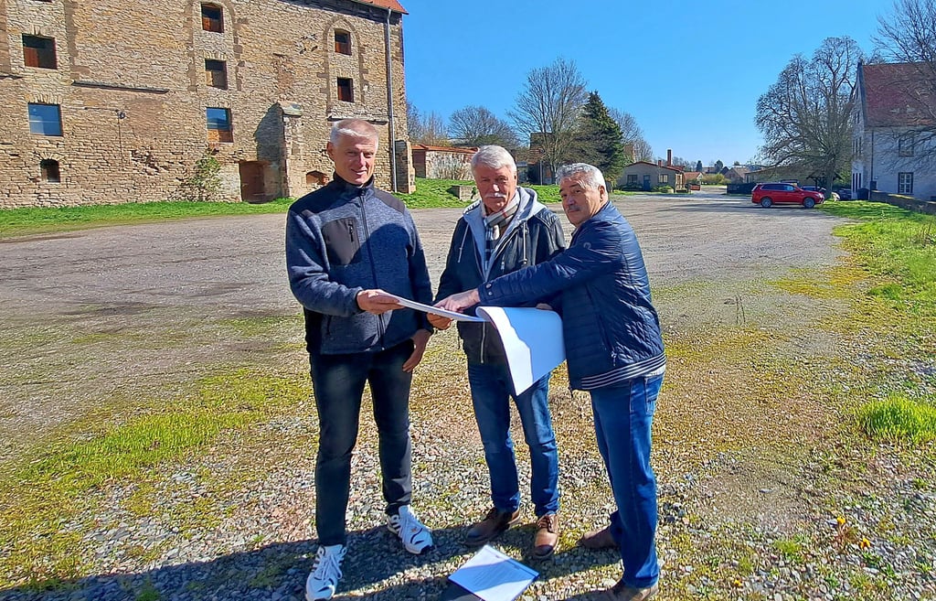 Gerald Gebhard, Hans-Joachim Himmel und Hans-Joachim Morcinietz vom Trägerverein wollen das Areal rund um das Novalis-Schloss wiederbeleben.