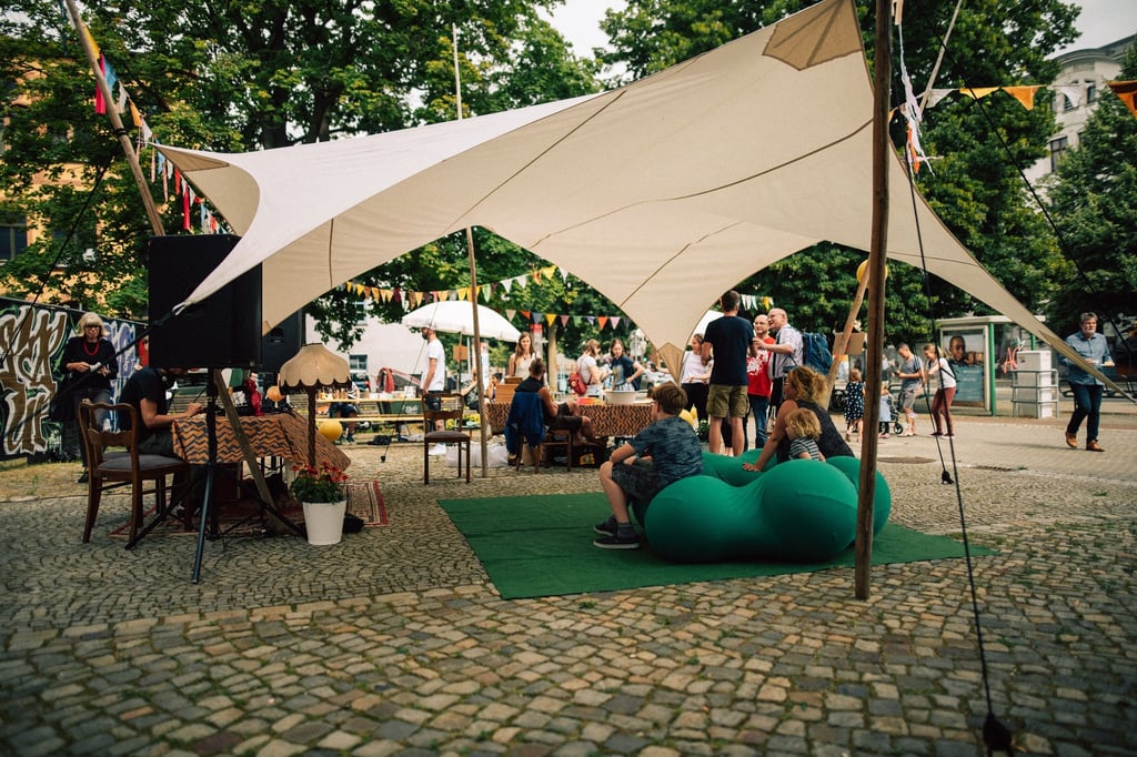 Kaffee, Kuchen und ein Schwätzchen gab es bereits in den vergangenen zwei Jahren am Ambrosiusplatz in Magdeburg. Auch in diesem Jahr ist ein Nachbarschaftsfest im Stadtteil Sudenburg geplant.