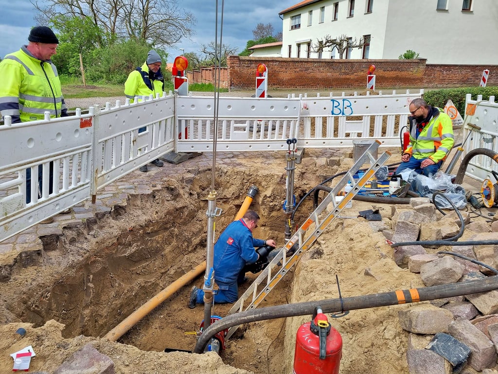 Im vorderen Bereich der Pestalozzistraße in Havelberg ist am Dienstag die Anbindung der hier im Jahr 2022 komplett erneuerten Gasleitung an die bestehende aus der Cotheniusstraße erfolgt. Am Mittwoch geht dieses Prozedere am Ende der Pestalozzistraße weiter. Bis zum Wochenende könnten alle Arbeiten abgeschlossen sein.
