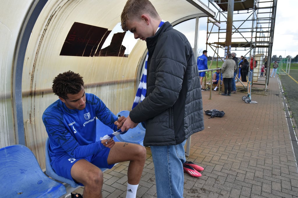 Nach dem Training des 1. FC Magdeburgs konnten sich die Schüler Autogramme abholen.
