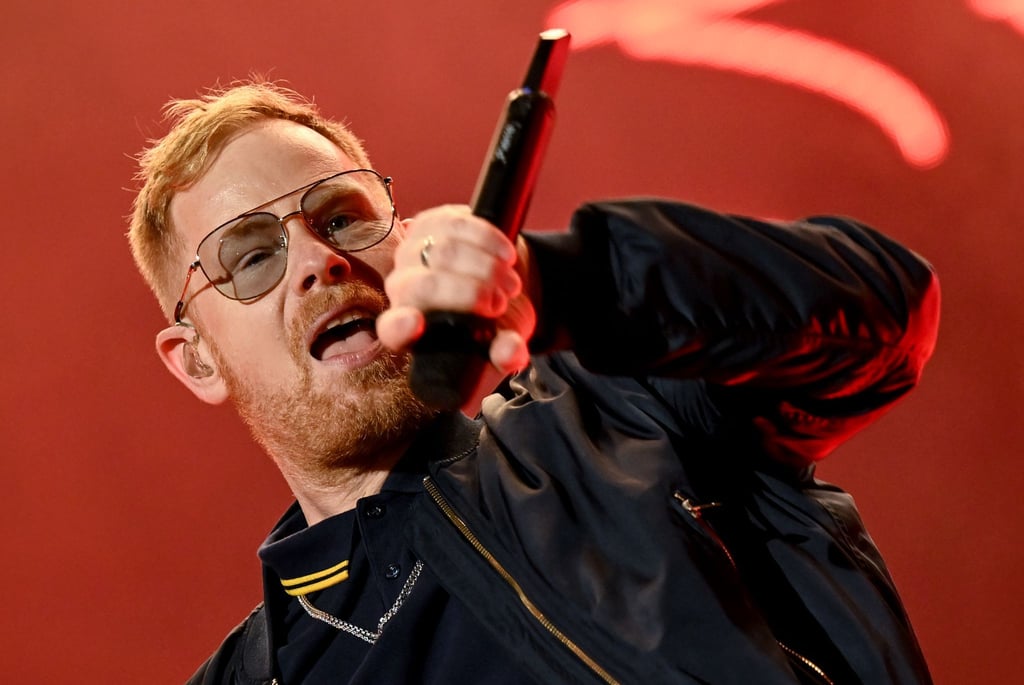 Der Sänger Peter Fox von der Band Seeed steht auf der Bühne.
