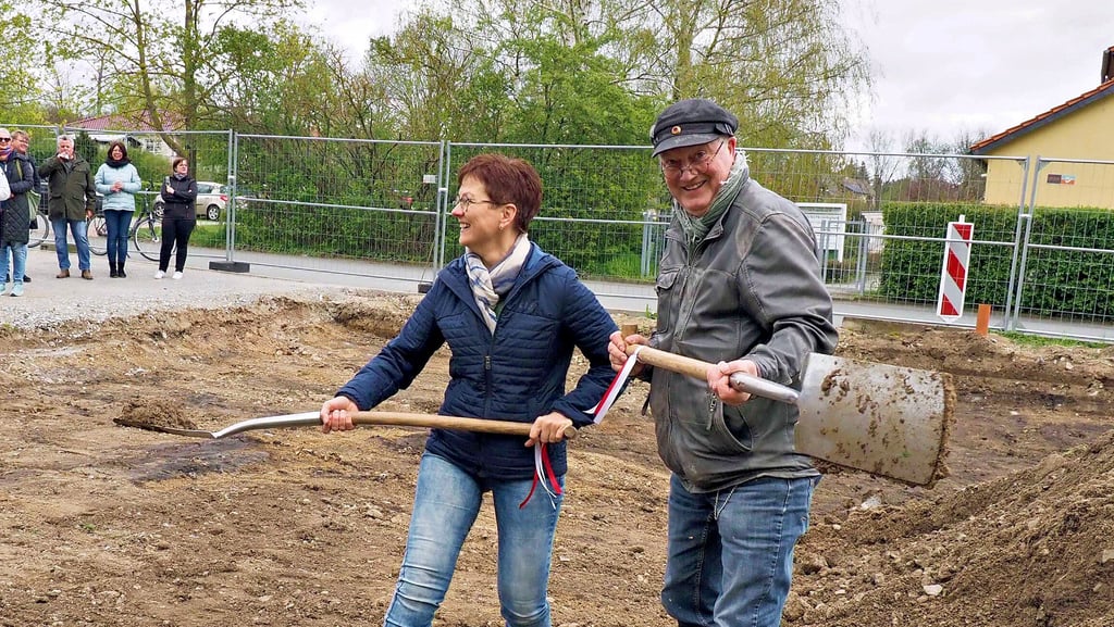 Kollegen, Freunde und Bekannte verfolgten den symbolischen ersten Spatenstich für das Hausarztzentrum. Die Praxis wird dann über etwa doppelt soviel Platz verfügen wie jetzt im Dachgeschoss des Gebäudes am rechten Bildrand.