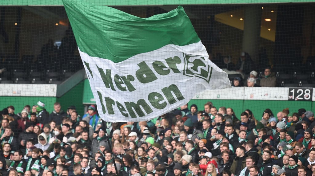 Werder Fans mit Fahne.