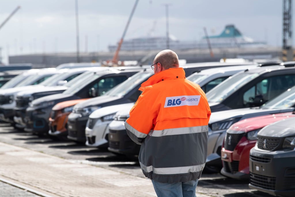 Ein Mitarbeiter steht auf dem Gelände vom BLG Autoterminal Bremerhaven.