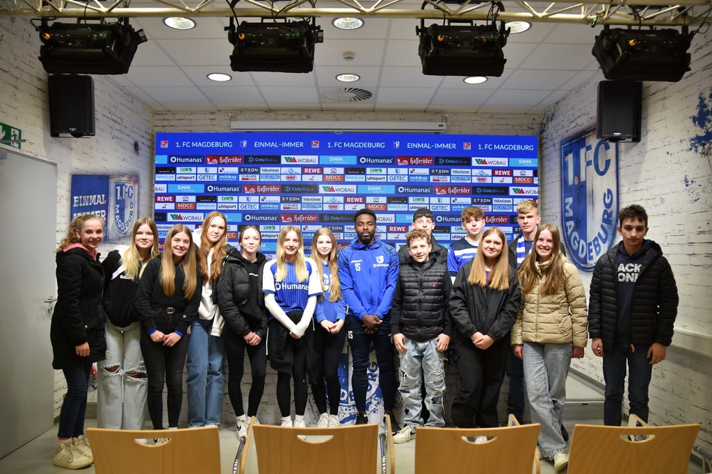 Im Presseraum der MDCC-Arena in Magdeburg beantwortete FCM-Profi Daniel Heber die Fragen der Schüler.