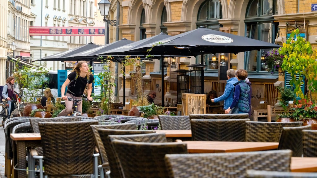 Freisitz in der Kleinen Uli: Vertreter aus Halles Gastro-Szene warnen angesichts ausbleibender Tagesgäste vor einem langsamen Sterben der Innenstadt.